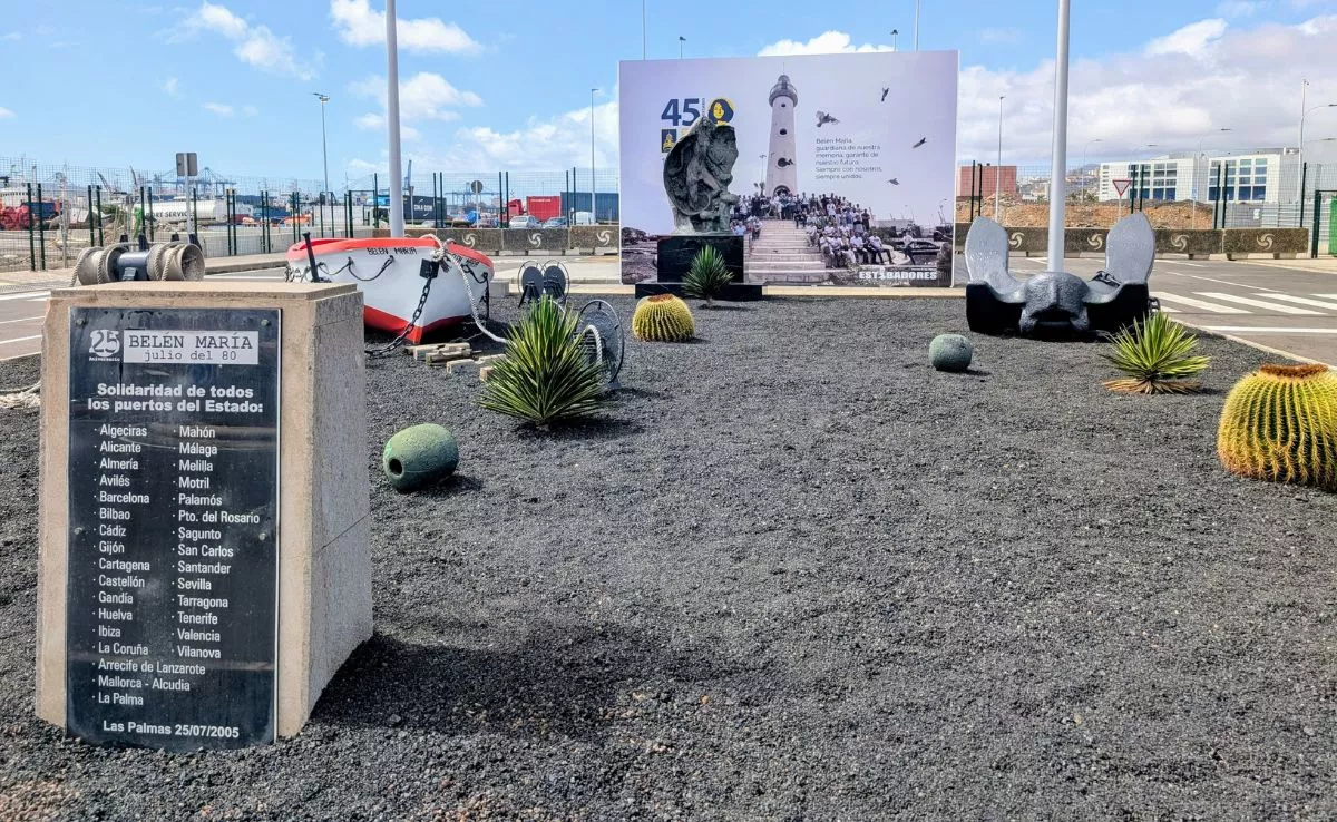La 'plaza jardín' que la comunidad portuaria ha montado en el muelle Pesquero para celebrar el 45 aniversario de Belén María. / M. REYES