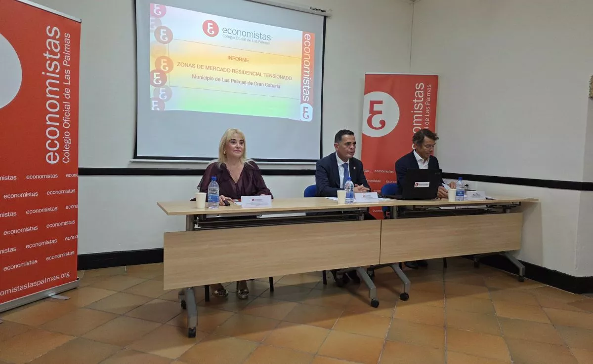 El informe fue presentado por Alcibiades Trancho Lemes, decano del Colegio de Economistas; Rosa Rodríguez Díaz, coordinadora del estudio; y Javier Terán Contreras, gerente de Visocan. / AH-ALBERTO LEY