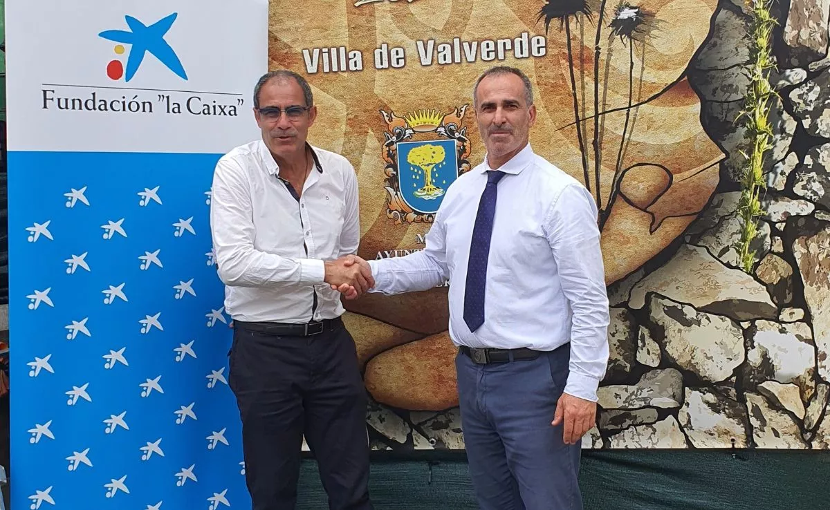 El alcalde de Valverde, Carlos Brito, y el director de la oficina de CaixaBank en el municipio, Pablo Valentín Padrón. /Cedida