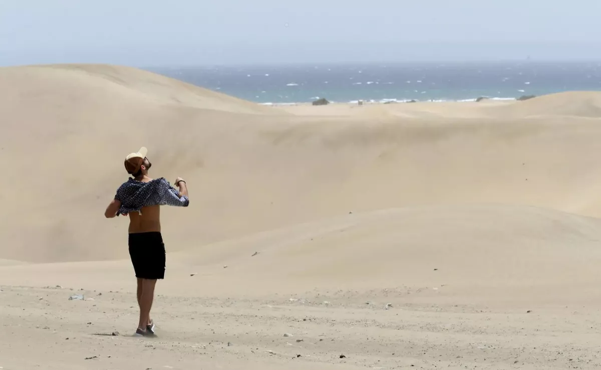 ¿Sobrevivirán las dunas de Maspalomas? Acumulan décadas de pisoteos masivos y mucha arena perdida. / EFE
