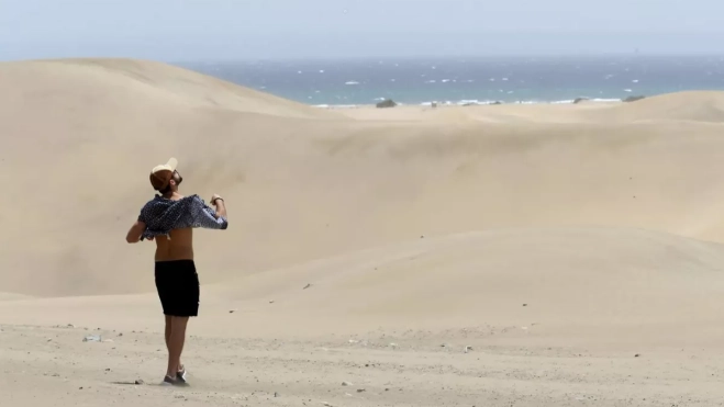 ¿Sobrevivirán las dunas de Maspalomas? Acumulan décadas de pisoteos masivos y mucha arena perdida. / EFE