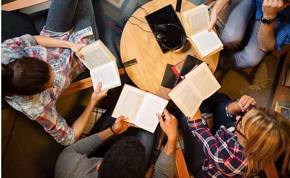 Los clubs de lectura se han convertido en una espacio de comunidad cultural / AH