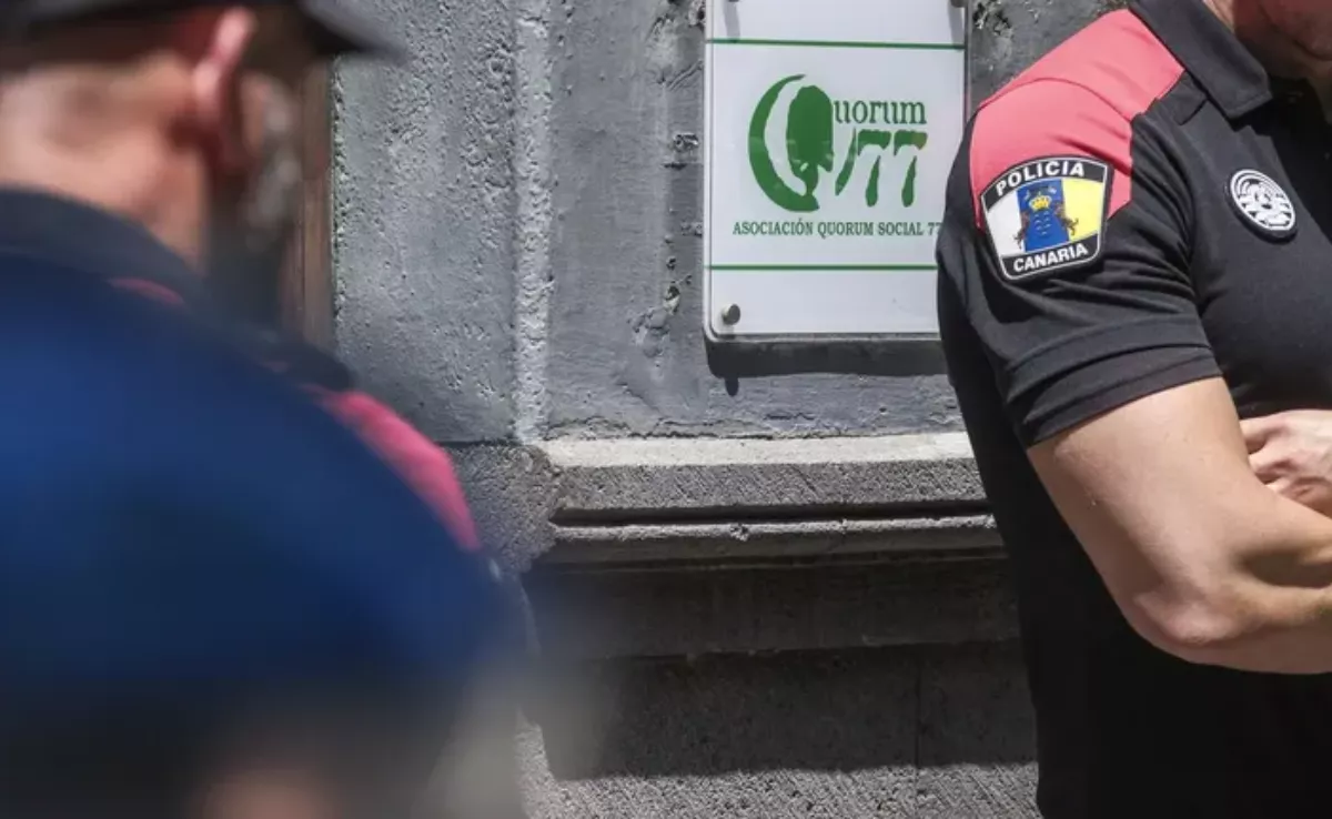 Agentes de la policía canaria registran por orden judicial la sede en Las Palmas de Gran Canaria de la asociación Quorum Social 77 / EFE - ÁNGEL MEDINA G