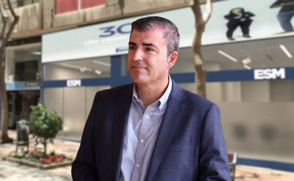 Manuel Domínguez, vicepresidente del Gobierno de Canarias, frente a la sede de la European School of Management (ESM)./ MONTAJE AH