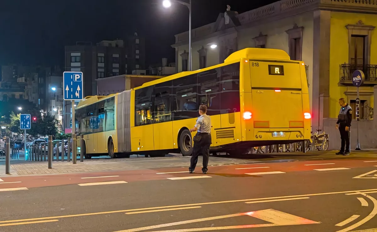 Imagen de la guagua articulada atrapada / AH