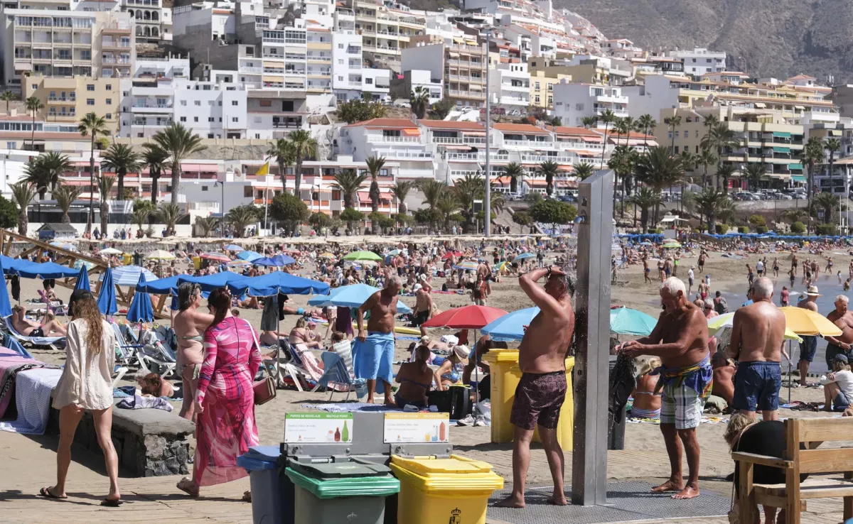 Gente en una playa de Canarias para huir del calor del verano / EFE