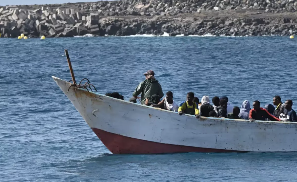 Un cayuco llegando a costas canarias / EFE