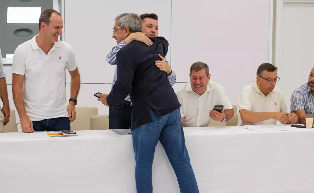 Foto antigua de Teodoro Sosa abrazando a Román Rodríguez / EFE