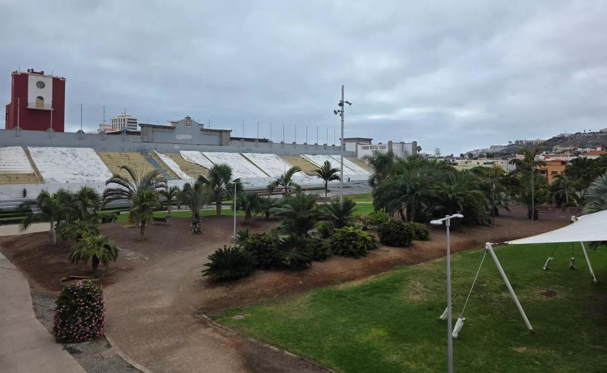 El parque del Estadio Insular se hunde entre la basura y la indiferencia. / AH