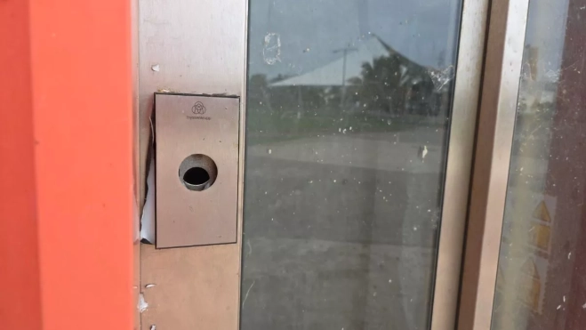 El botón del ascensor de la remodelada tribuna, según los vecinos nunca llegó a funcionar. /AH