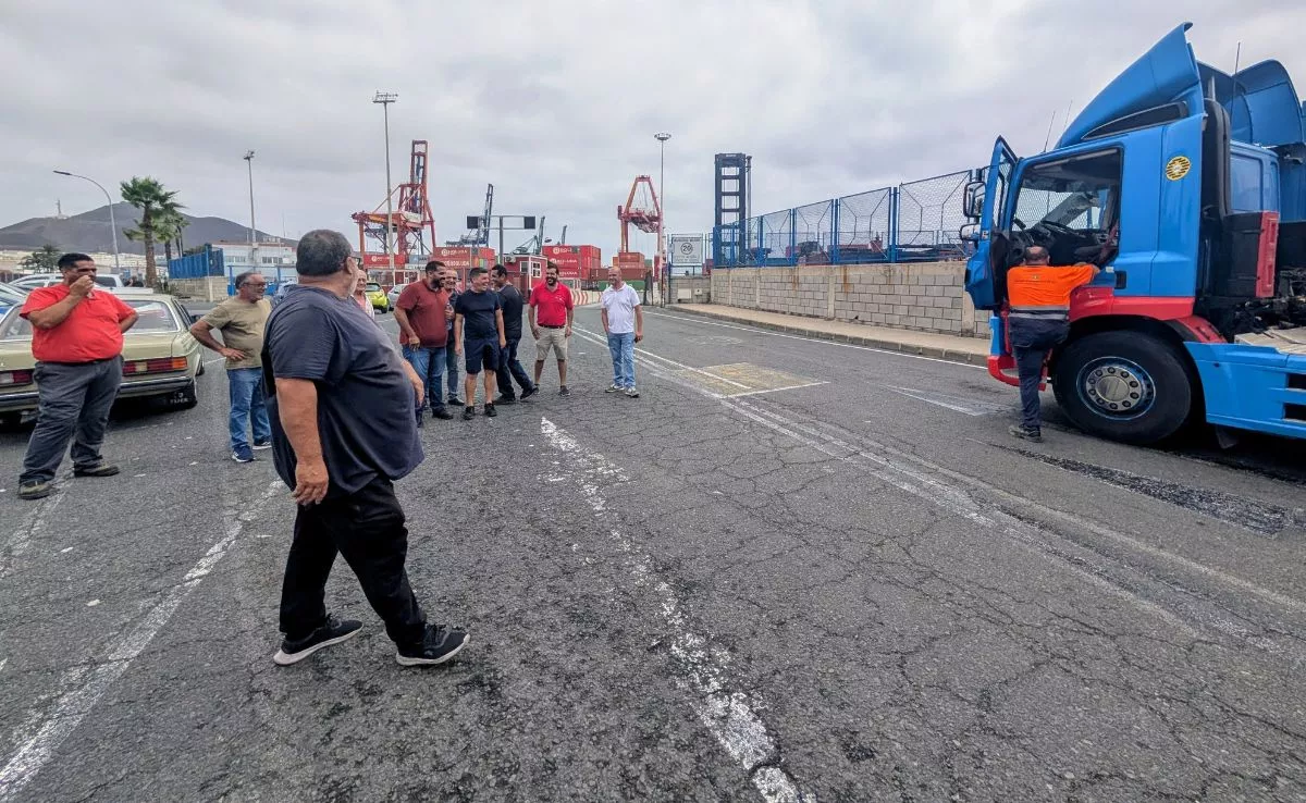 Un transportistas se sube a su camión tras pararse a saludar al resto de compañeros, que se concentraron a la entrada de Boluda para bloquear la salida de mercancías. / M. REYES