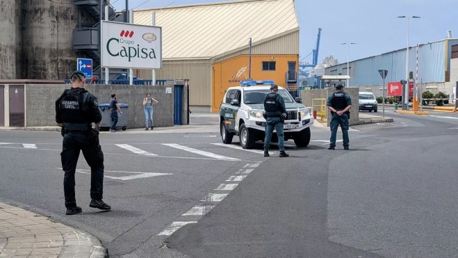 La Guardia Civil en la rotonda de acceso a las terminales de contenedores. / M. REYES