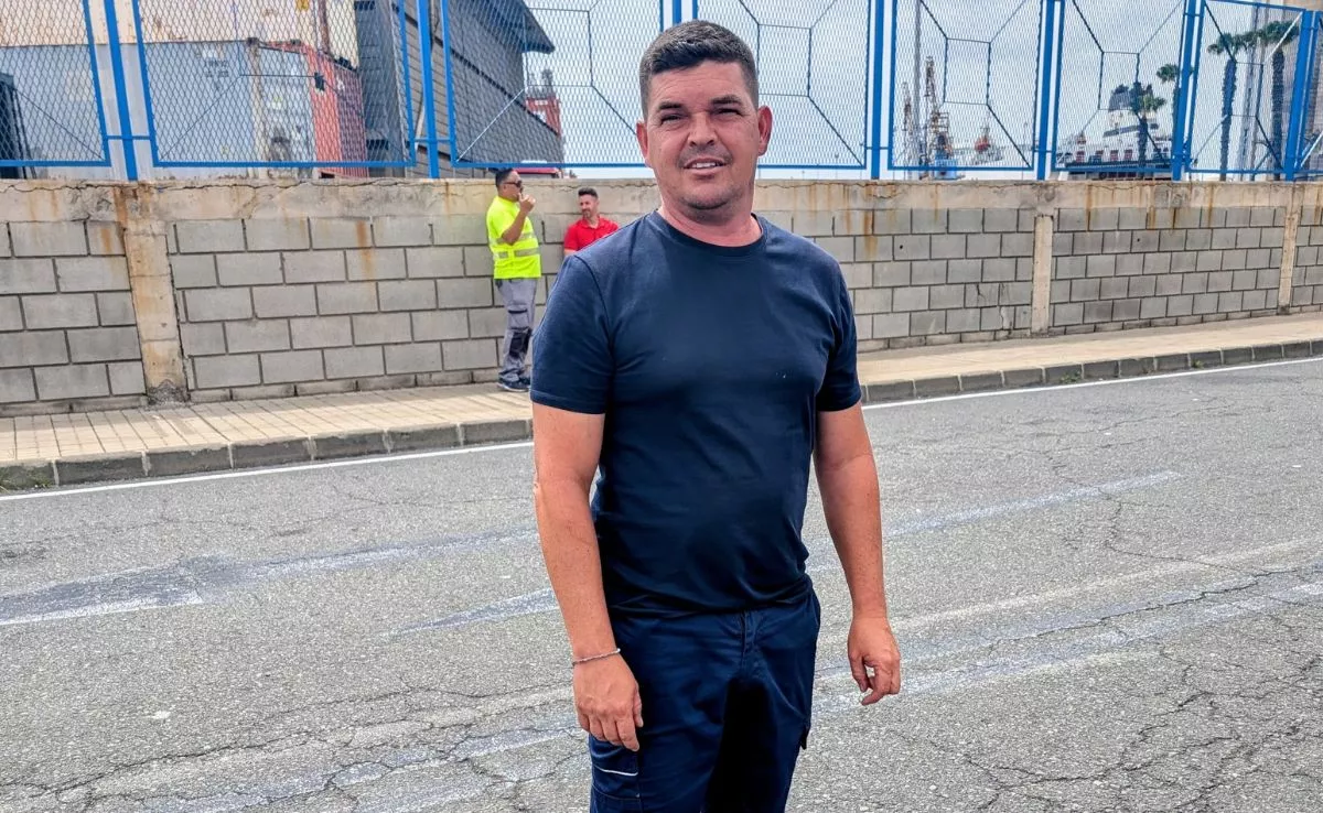 Roberto Jerez, presidente de la Asociación de Empresarios Transportistas (Asemtra), en el Puerto de Las Palmas, durante la protesta que ha empezado este lunes. / M. REYES