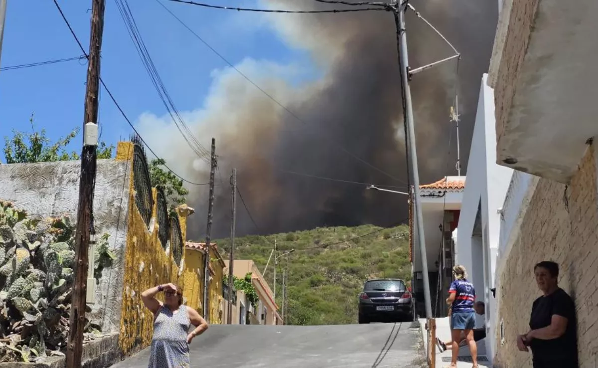 Vecinos de Valle Arriba, el núcleo desalojado por el incendio entre El Tanque y Santiago del Teide./ RRSS