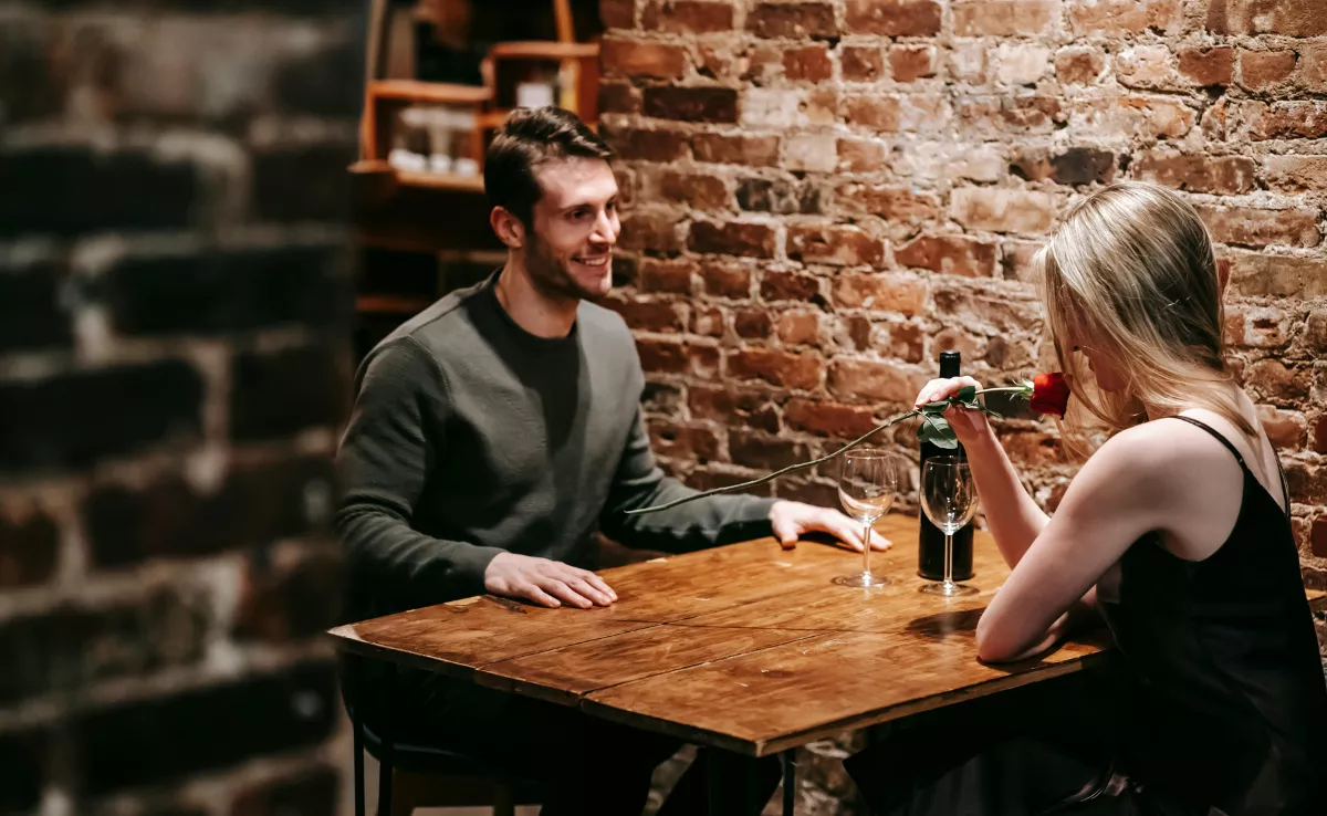 Imagen de dos personas en una cita / PEXELS