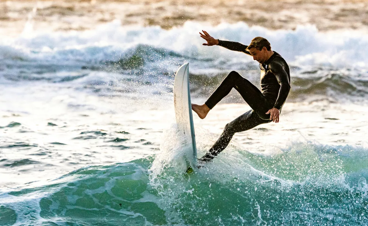 Imagen de una persona haciendo surf / PEXELS