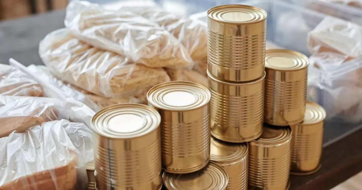 Imagen de latas de conserva y comida / PEXELS