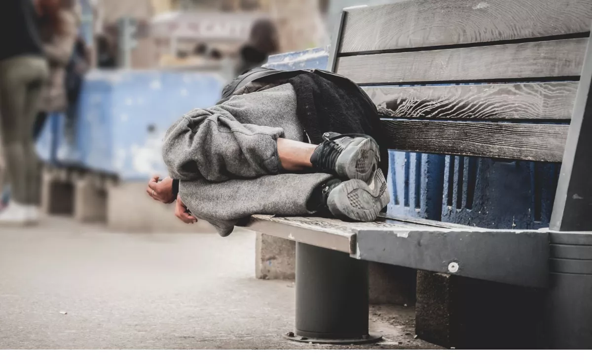 Persona sin hogar descansa en un banco expuesto a calor y altas temperaturas|RTVE