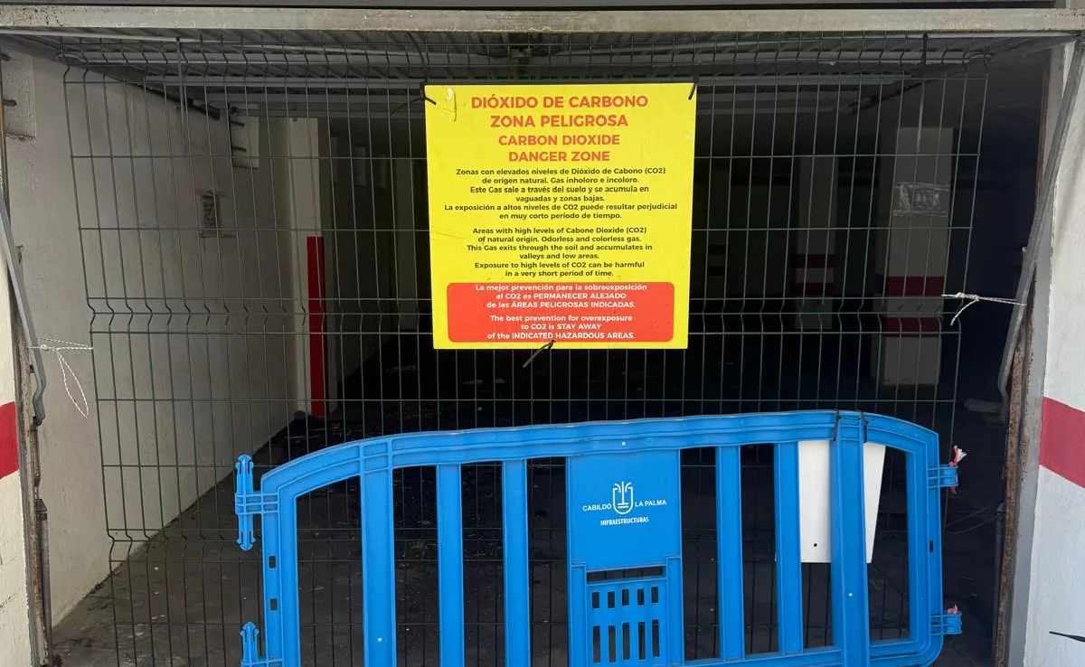 Imagen de una señal de advertencia en el núcleo de Puerto Naos, en La Palma. / ATLÁNTICO HOY