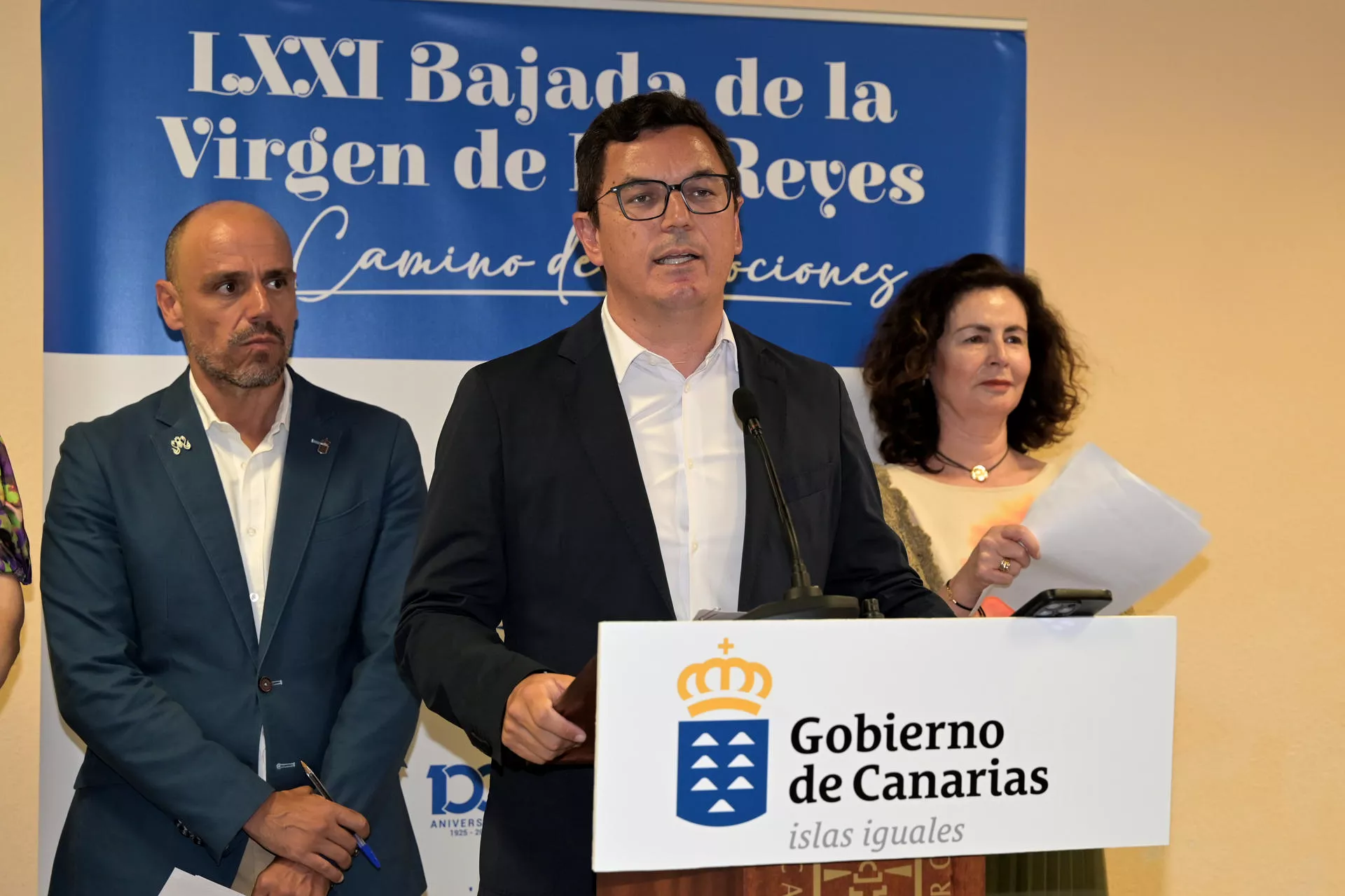 El consejero de Obras Públicas y Vivienda de Canarias, Pablo Rodríguez (c). / EFE - GELMERT FINOL
