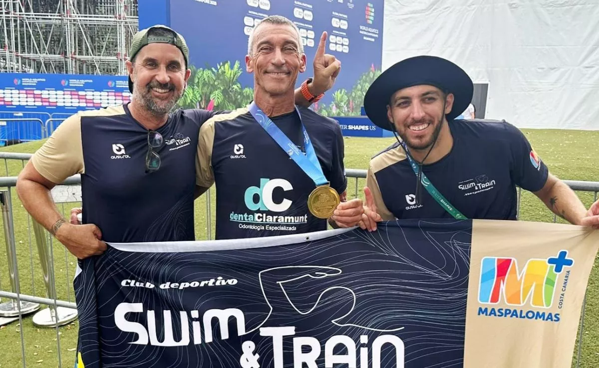 El nadador Kike Mata, acompañado de su entrenador Romen León y del nadador Alex Rodríguez. /CEDIDA