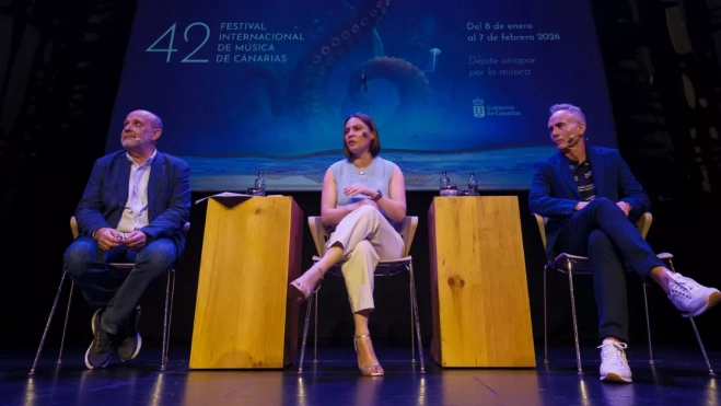La consejera de Cultura de la comunidad autónoma, Migdalia Machín; su viceconsejero, Horacio Umpiérrez (d); y el director de Festival Internacional de Música de Canarias, Jorge Perdigón (i) / EFE - ÁNGEL MEDINA