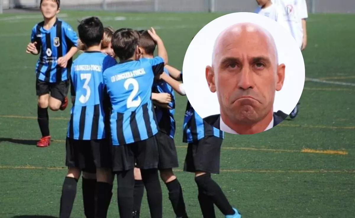 Jugadores de base de la UD Longuera-Toscal y Luis Rubiales, quien compró Novanet para la RFEF./ MONTAJE AH