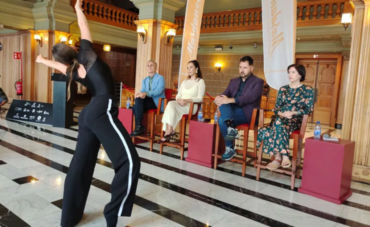 Natalia Medina, a la derecha de la imagen, en la presentación del Festival Masdanza, que se celebra en octubre en Las Palmas de Gran Canaria. / AH