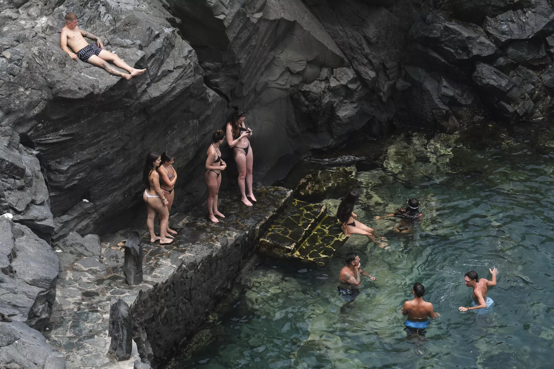 Bañistas este martes en la costa del municipio tinerfeño de San Juan de la Rambla durante la prealerta por temperaturas máximas. / EFE - ALBERTO VALDÉS