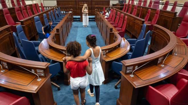 El Parlamento recibe a los niños y niñas saharauis del proyecto ...