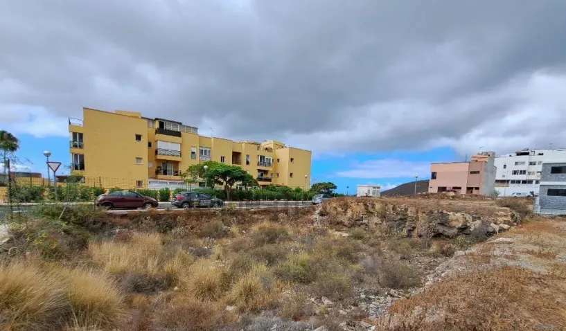 Uno de los terrenos de Cho-Parque La Reina, en Arona./ IDEALISTA