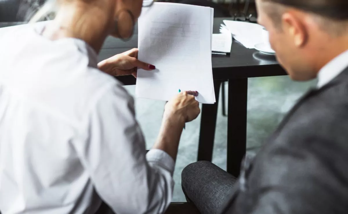 Dos juristas con un dictamen jurídico./ ARCHIVO