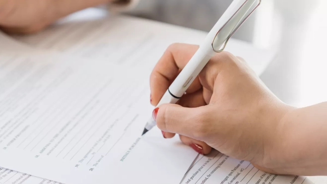 Una persona firmando un contrato de compraventa de vivienda. / CANVA Una persona firmando un contrato de compraventa de vivienda. / CANVA