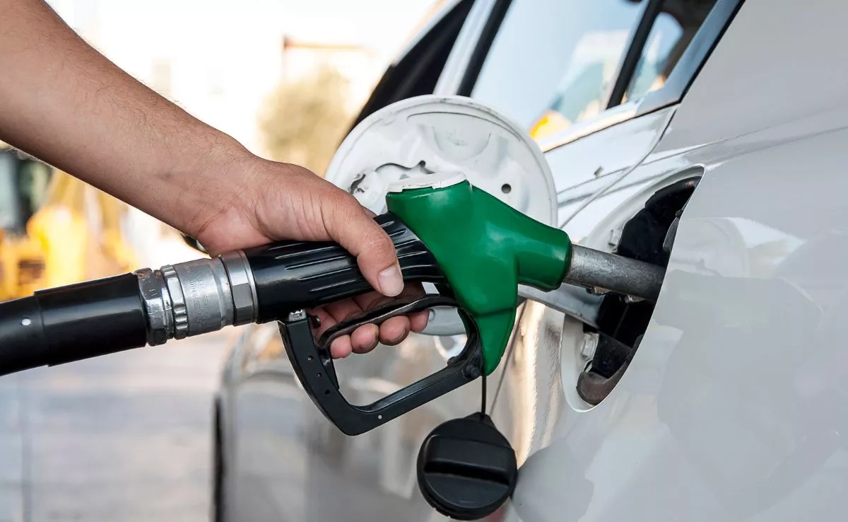 Una persona reposta gasolina en su coche, una acción que se gravará en Tenerife con el céntimo forestal. / IMAGEN DE LA RED