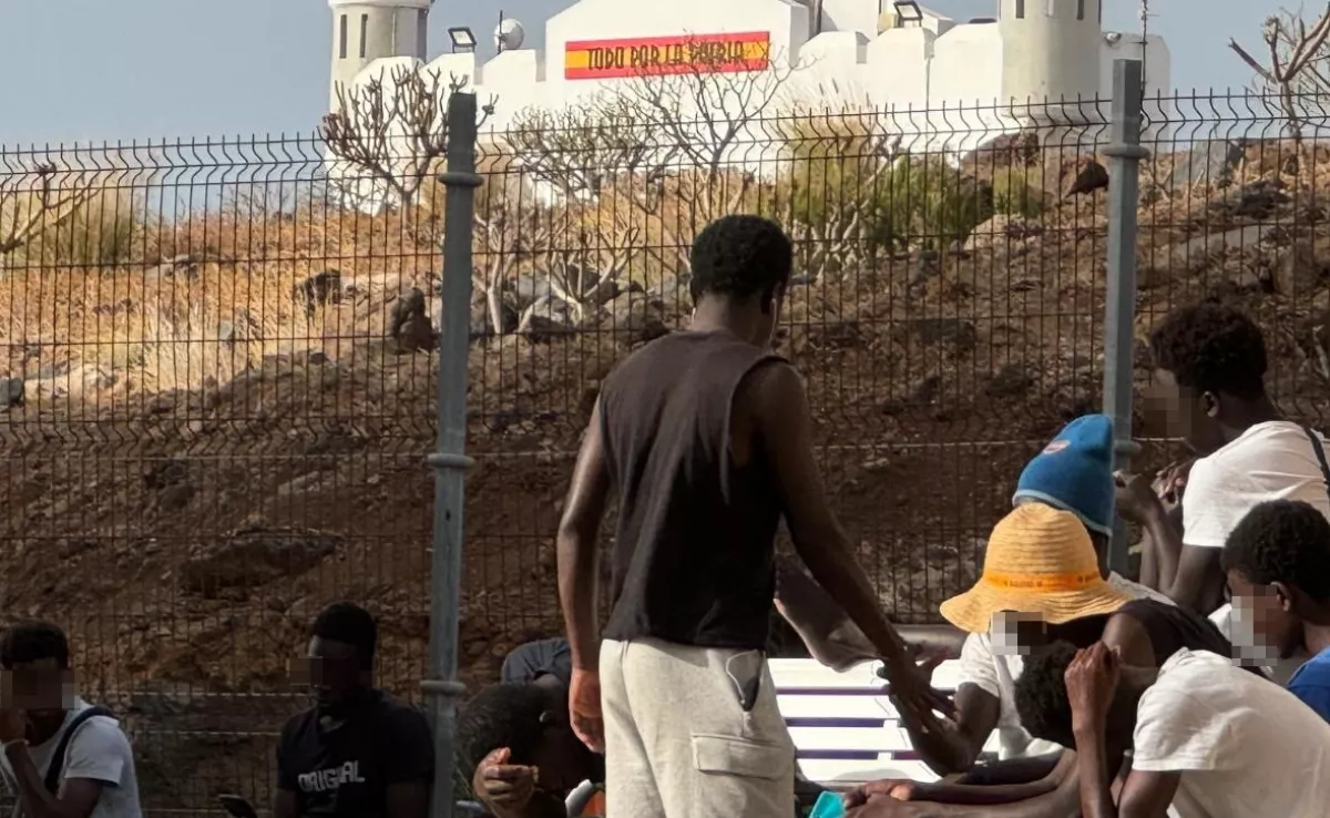 Menores migrantes en las inmediaciones del centro de Hoya Fría, gestionado por Quorum 77./ DEFENSOR DEL PUEBLO