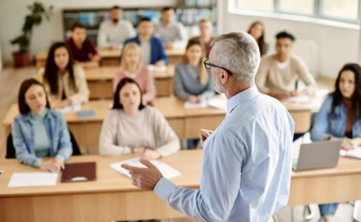 Las horas de más que tiene que trabajar un profesor de universidad privada dificultan la investigación / AH