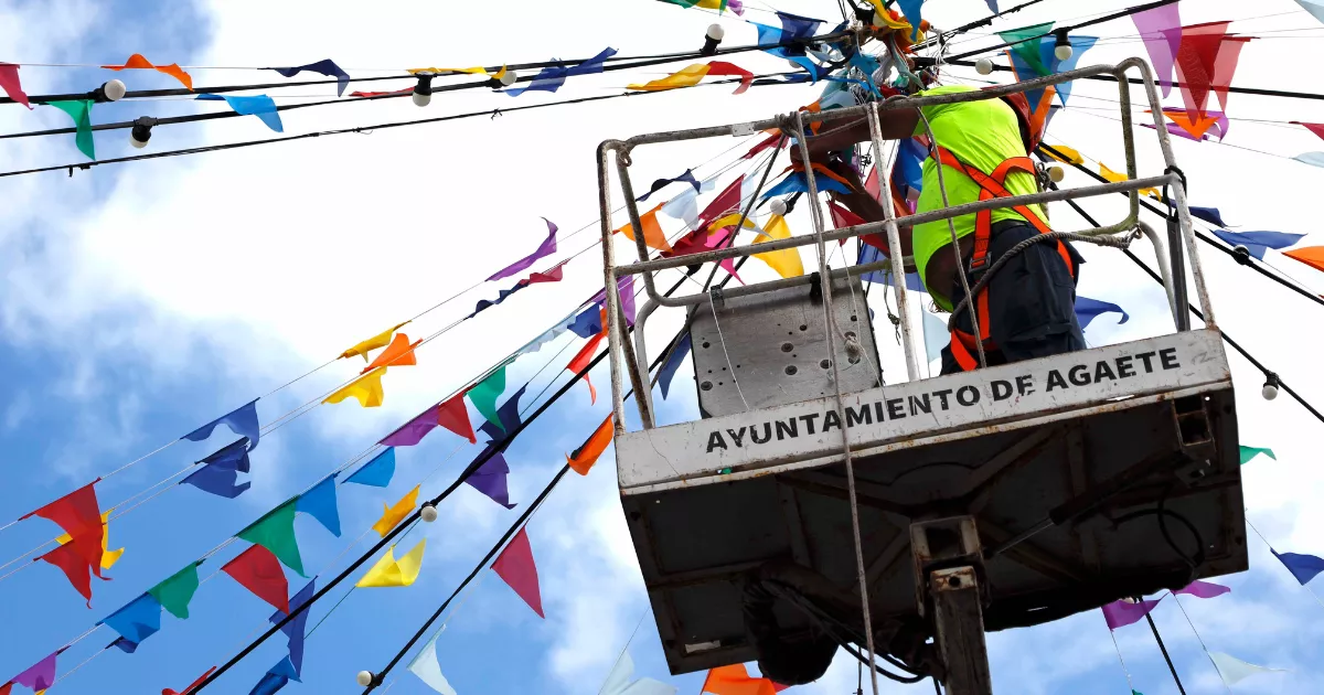 Imagen de operarios en la puesta a punto de Agaete para La Rama / AYUNTAMIENTO DE AGAETE