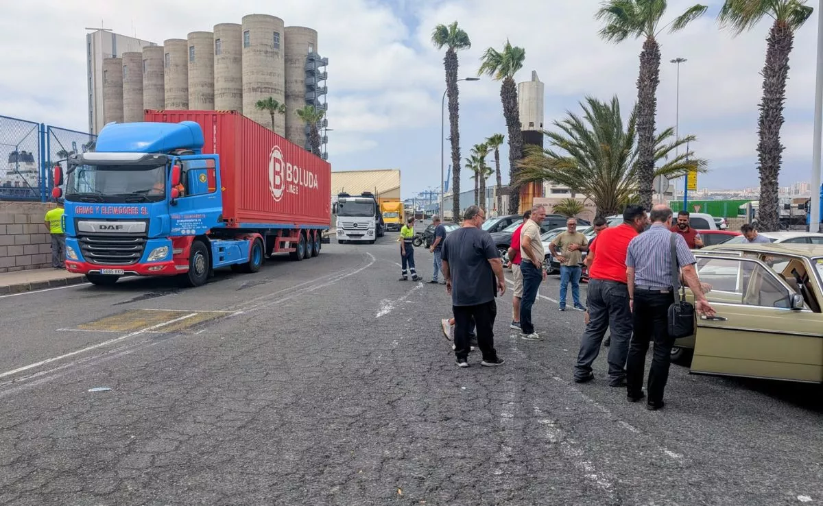 Una de las concentraciones realizadas esta semana por los transportistas en el Puerto de Las Palmas para exigir mejoras. / M. REYES