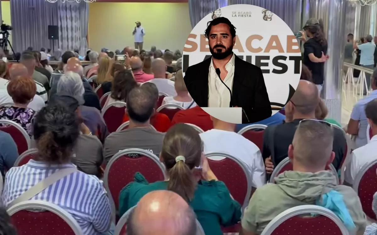 Alvise Pérez: “Lo que viene a Canarias es la escoria que ni Marruecos quiere". En la imagen, el salón del hotel Reina Isabel durante el acto. / AH