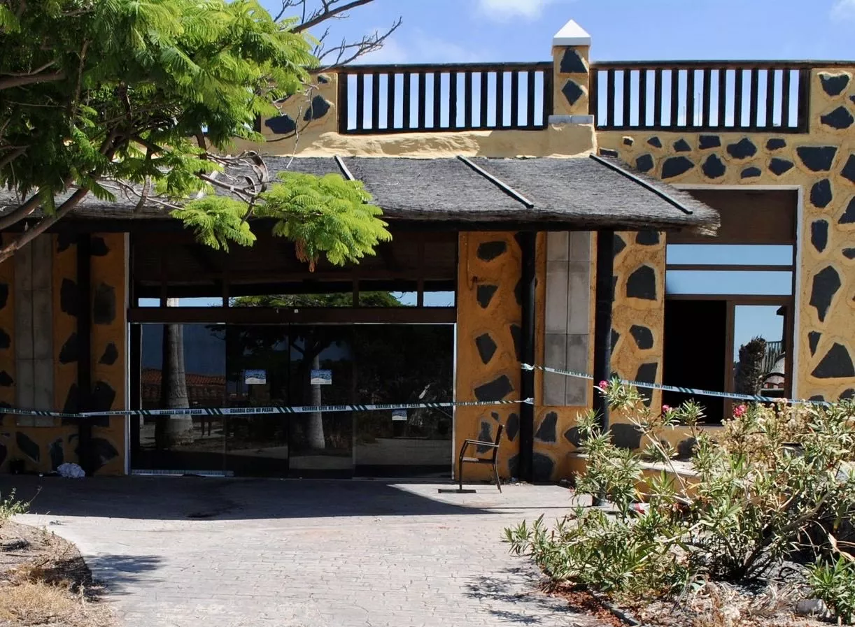 Imagen de un hotel abandonado en Adeje afectado por el incendio. / GUARDIA CIVIL 
