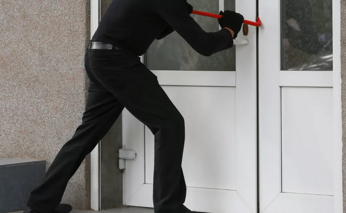 Imagen de un ladrón intentando robar en un comercio. / CANVA
