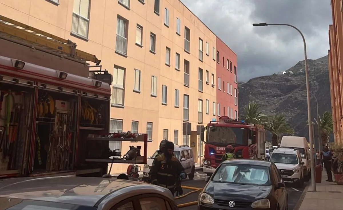 Los bomberos actuando en el incendio de una vivienda en La Laguna. / POLICÍA LOCAL DE LA LAGUNA