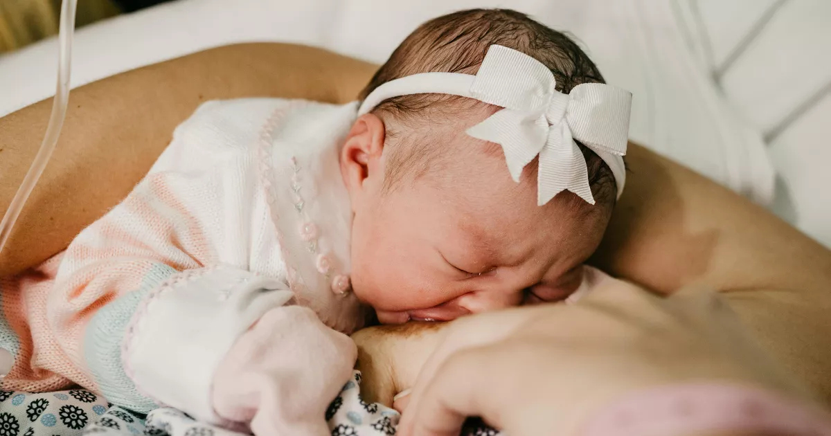 Imagen de un bebé lactante  PEXELS