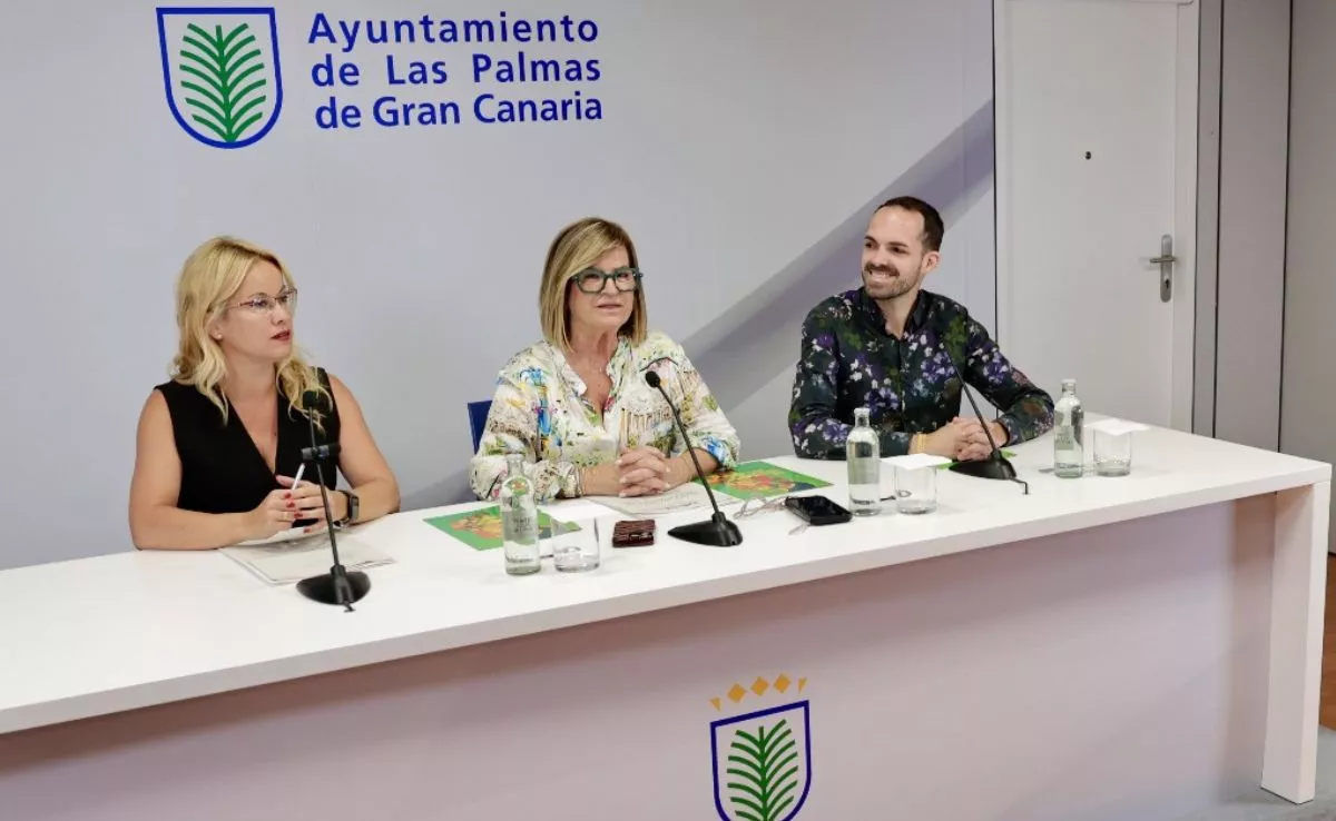 La concejala Inmaculada Medina, en el centro de la imagen, durante la presentación de las fiestas de San Lorenzo, barrio al que afectan los contratos bajo sospecha. / AH