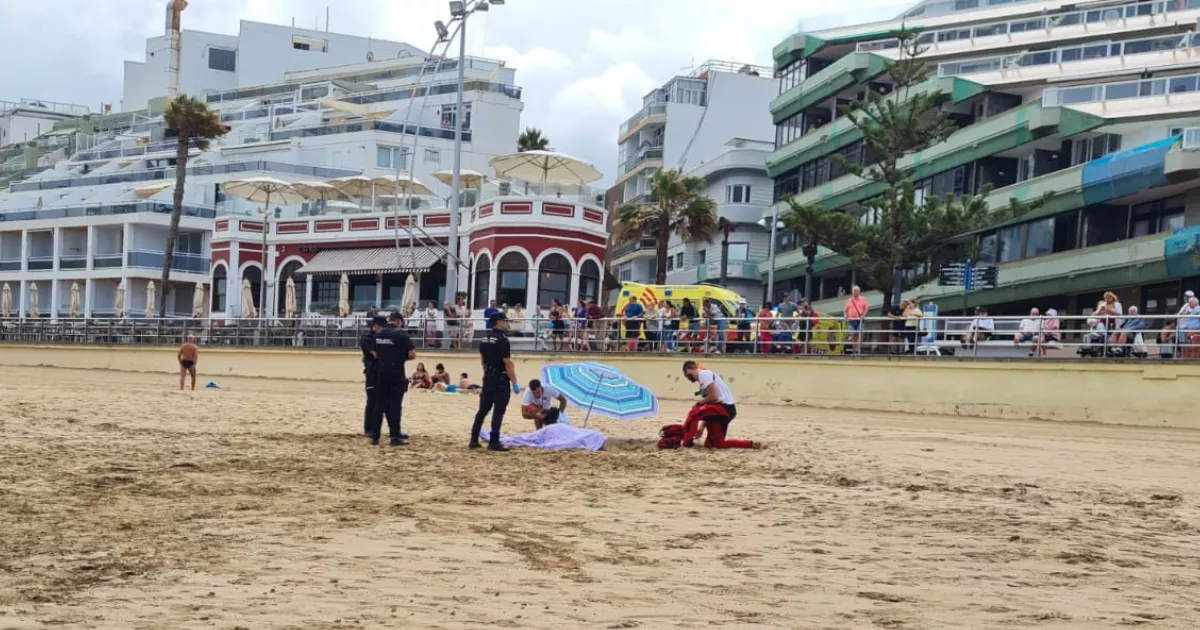 Imagen de la persona que no sobrevivió en la playa de Las Canteras junto a Policía Nacional, Local y Cruz Roja / AH