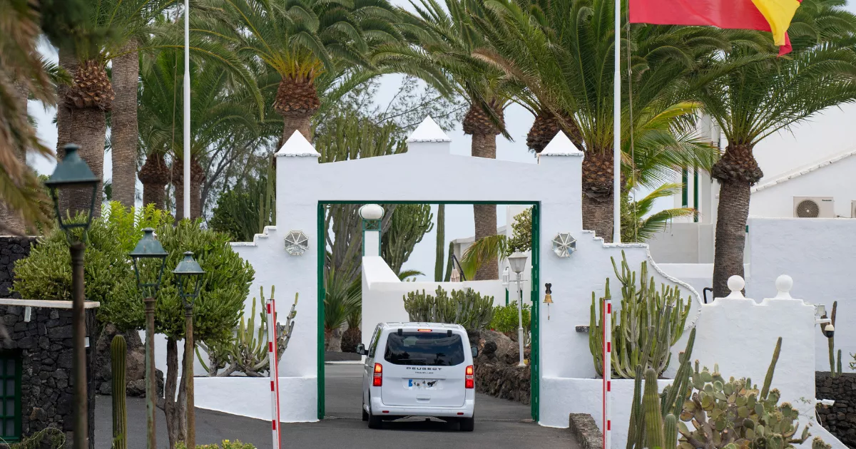 Imagen de Pedro Sánchez a su llega a La Mareta en Lanzarote / EFE  - ADRIEL PERDOMO 