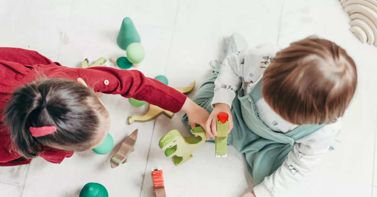 Imagen de dos menores jugando / PEXELS 