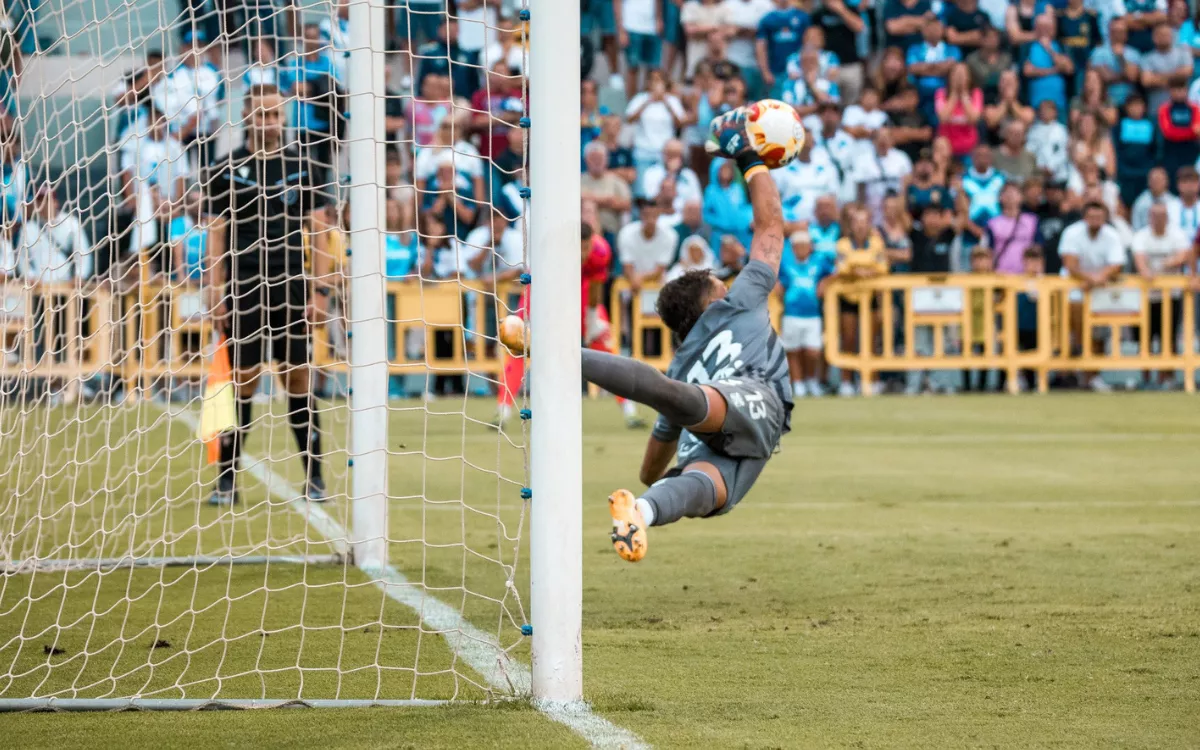 El Tenerife golpea en los penaltis y deja en evidencia a una UD Las Palmas sin pegada. En la imagen, De Vuyst detiene uno de los penaltis. / @CDTOficial/X