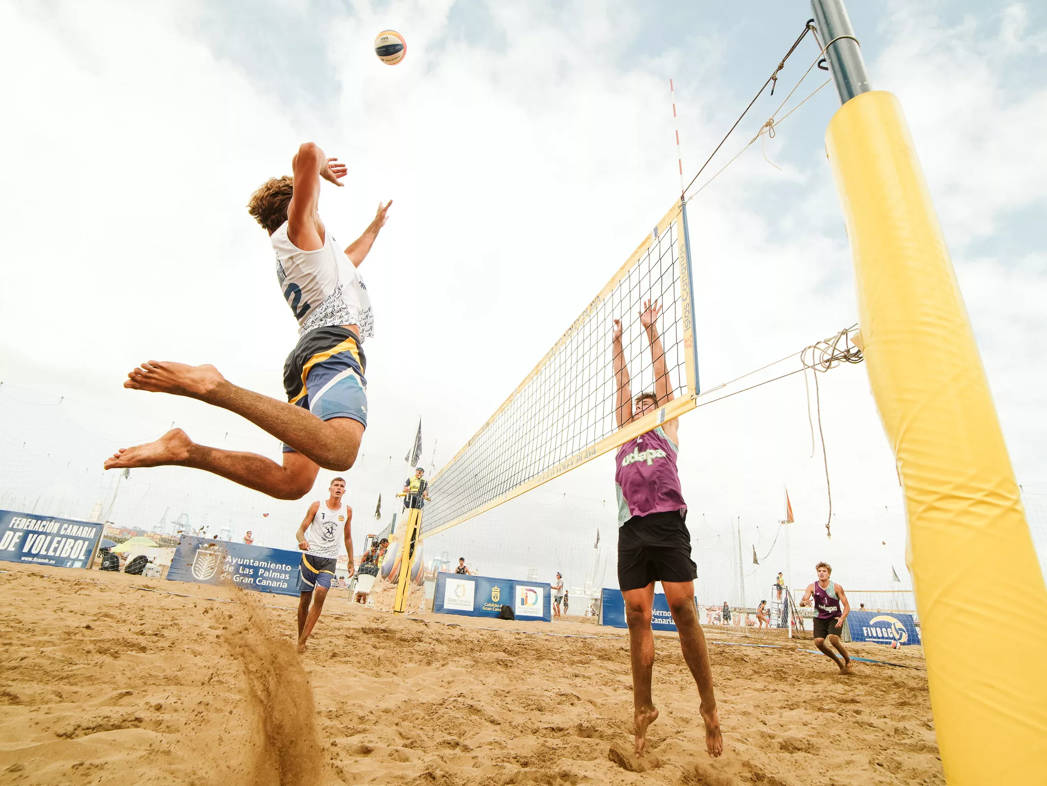 Tres parejas canarias alcanzan los cuartos de final del Campeonato de España sub-21 de vóley playa. / AH
