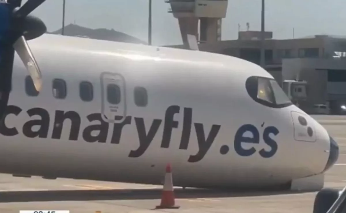Imagen del avión de Canaryfly que sufrió un fallo en el tren de aterrizaje delantero en Gran Canaria. / CEDIDA